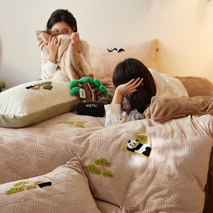 91家纺网 家纺一手货源 找家纺 安莱生活 2023新款雕花绒牛奶绒毛巾绣“青松躺平”四件套放青松-棕松