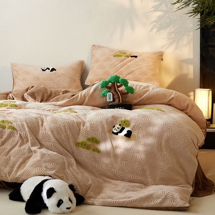 91家纺网 家纺一手货源 找家纺 安莱生活 2023新款雕花绒牛奶绒毛巾绣“青松躺平”四件套放青松-棕松