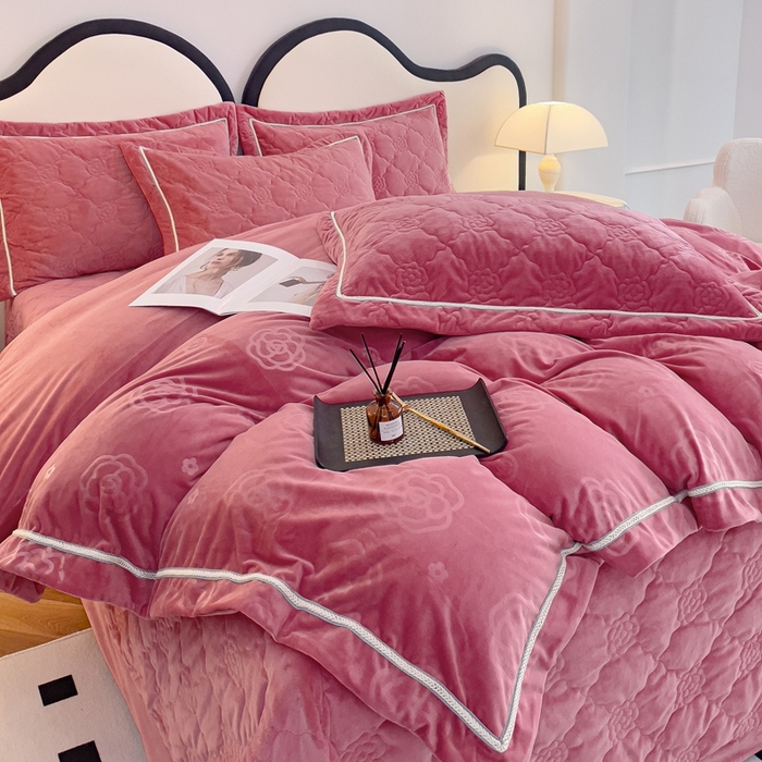 91家纺网 家纺一手货源 找家纺 优乐家纺 2025新款高克重宝宝绒夹棉床盖四件套 爱丽丝-魅力豆沙