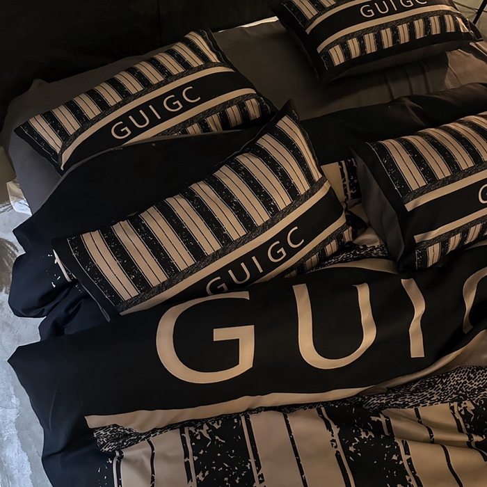 91家纺网 家纺一手货源 找家纺 色鬼 2023新款轻奢潮牌大牌风棉加绒四件套印花牛奶绒四件套 流金岁月绒