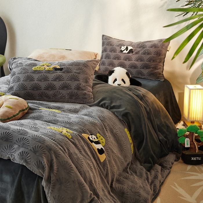 91家纺网 家纺一手货源 找家纺 安莱生活 2023新款雕花绒牛奶绒毛巾绣“青松躺平”四件套放青松-黑松