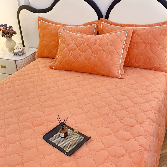 91家纺网 家纺一手货源 找家纺 优乐家纺 2025新款高克重宝宝绒夹棉床盖系列三件套 爱丽丝-香橙橘