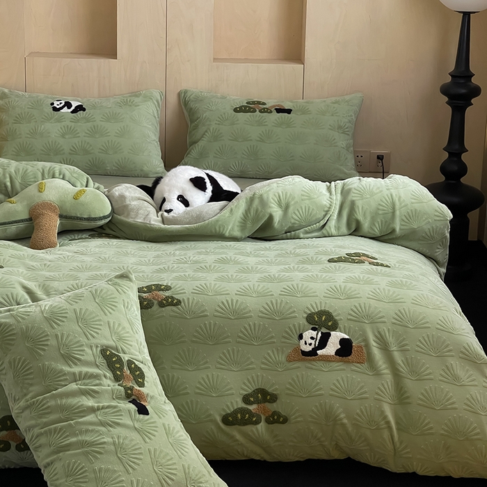 91家纺网 家纺一手货源 找家纺 安莱生活 2023新款雕花绒牛奶绒毛巾绣青松躺平四件套 放青松-翠松