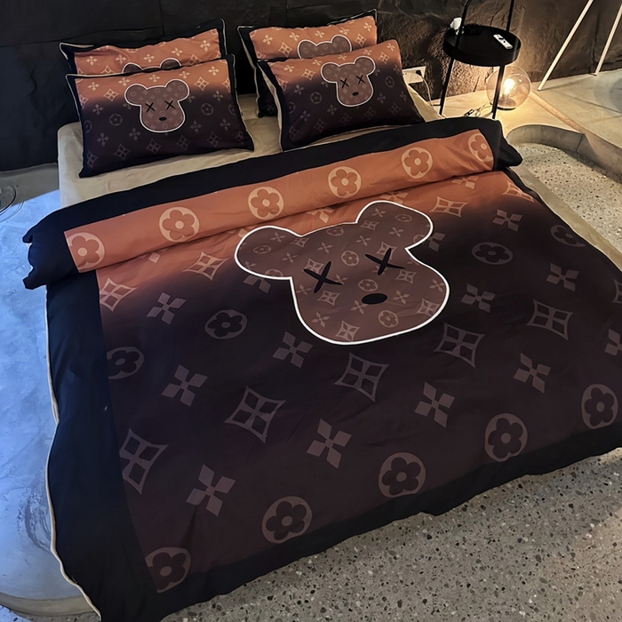 91家纺网 家纺一手货源 找家纺 色鬼 2023新款轻奢潮牌大牌风棉加绒四件套印花牛奶绒四件套 美拉熊