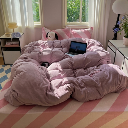 91家纺网 家纺一手货源 找家纺 塔塔家居 2025新款美式混搭小刺绣牛奶绒四件套 粉嫩紫