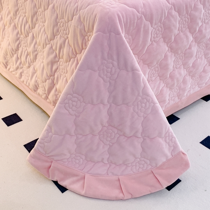 91家纺网 家纺一手货源 找家纺 优乐家纺 2025新款高克重宝宝绒夹棉床盖系列三件套 爱丽丝-爱情粉