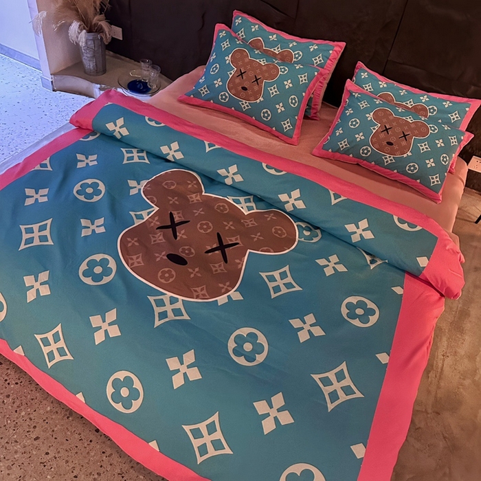 91家纺网 家纺一手货源 找家纺 色鬼 2023新款轻奢潮牌大牌风棉加绒四件套印花牛奶绒四件套 湖蓝熊