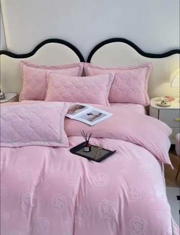 91家纺网 家纺一手货源 找家纺 优乐家纺 2025新款高克重宝宝绒夹棉床盖四件套 爱丽丝-爱情粉