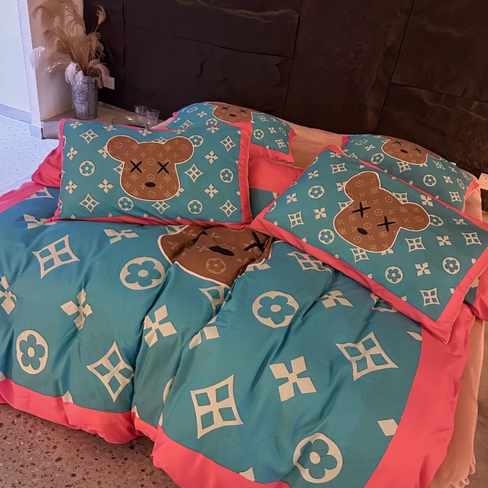 91家纺网 家纺一手货源 找家纺 色鬼 2023新款轻奢潮牌大牌风棉加绒四件套印花牛奶绒四件套 湖蓝熊