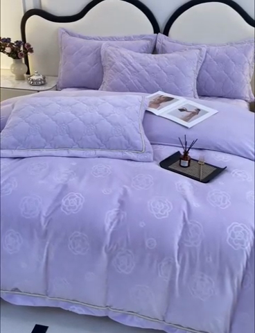 91家纺网 家纺一手货源 找家纺 优乐家纺 2025新款高克重宝宝绒夹棉床盖四件套 爱丽丝-浪漫紫