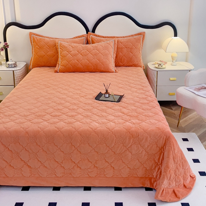 91家纺网 家纺一手货源 找家纺 优乐家纺 2025新款高克重宝宝绒夹棉床盖系列三件套 爱丽丝-香橙橘