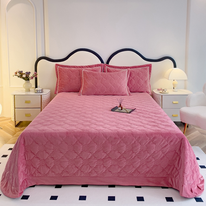 91家纺网 家纺一手货源 找家纺 优乐家纺 2025新款高克重宝宝绒夹棉床盖系列三件套 爱丽丝-魅力豆沙