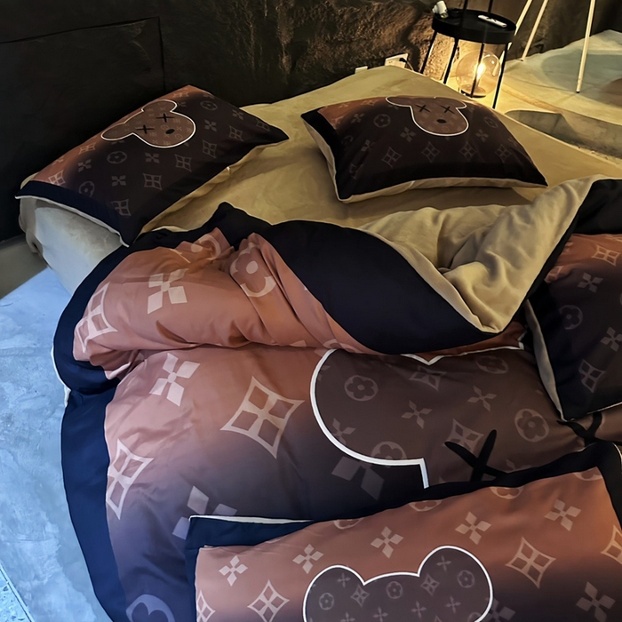 91家纺网 家纺一手货源 找家纺 色鬼 2023新款轻奢潮牌大牌风棉加绒四件套印花牛奶绒四件套 美拉熊