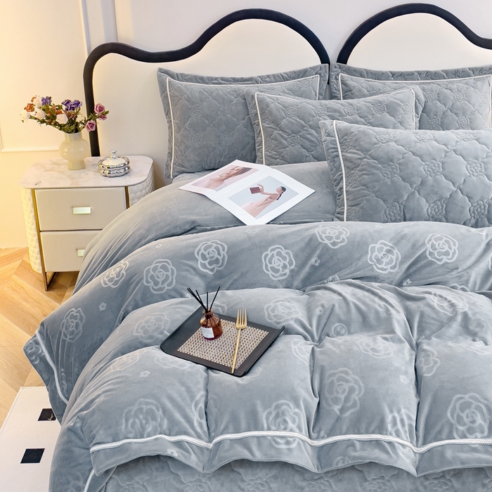 91家纺网 家纺一手货源 找家纺 优乐家纺 2025新款高克重宝宝绒夹棉床盖四件套 爱丽丝-贵族灰