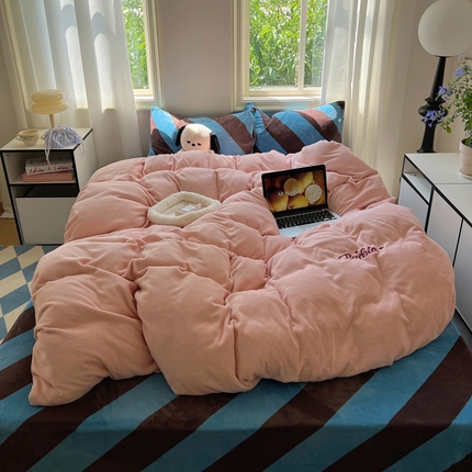 91家纺网 家纺一手货源 找家纺 塔塔家居 2025新款美式混搭小刺绣牛奶绒四件套 蓝条粉