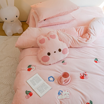 91家纺网 家纺一手货源 找家纺 塔塔家居 2025新款高克牛奶绒毛巾绣四件套 樱桃兔