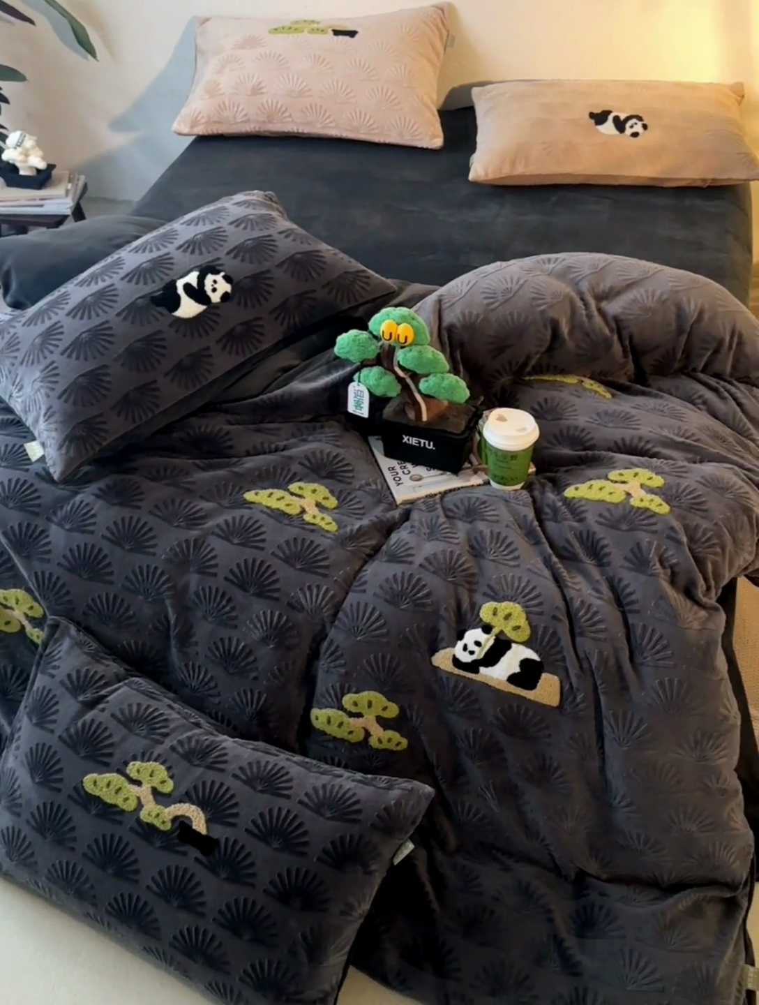 91家纺网 家纺一手货源 找家纺 安莱生活 2023新款雕花绒牛奶绒毛巾绣“青松躺平”四件套放青松-黑松