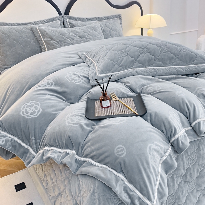 91家纺网 家纺一手货源 找家纺 优乐家纺 2025新款高克重宝宝绒夹棉床盖四件套 爱丽丝-贵族灰