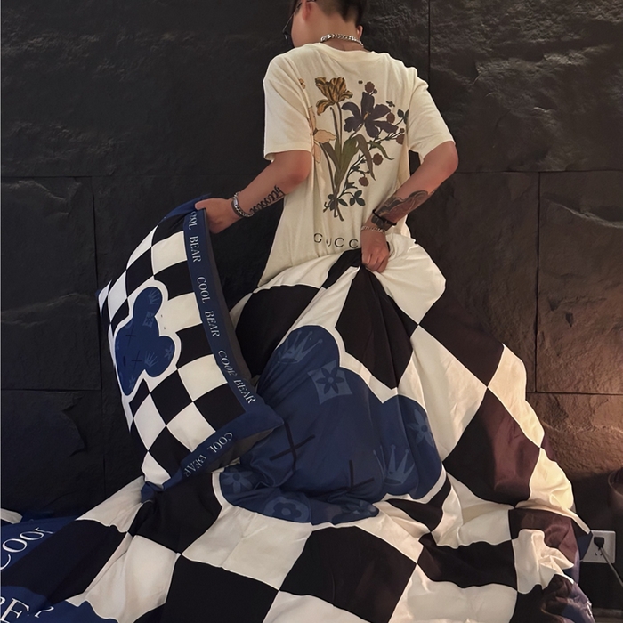 91家纺网 家纺一手货源 找家纺 色鬼 2023新款轻奢潮牌大牌风棉加绒四件套印花牛奶绒四件套 棋牌格绒