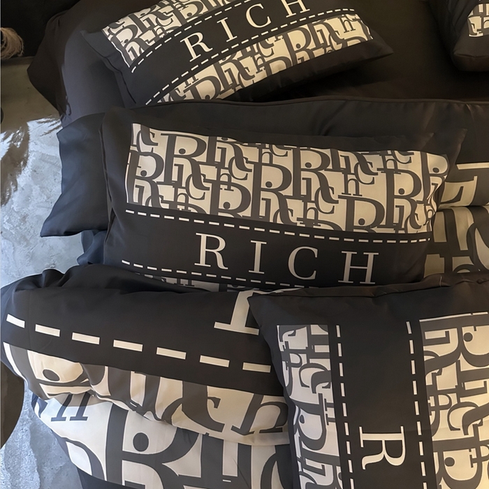 91家纺网 家纺一手货源 找家纺 色鬼 2023新款轻奢潮牌大牌风棉加绒四件套印花牛奶绒四件套 来财绒