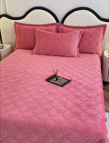 91家纺网 家纺一手货源 找家纺 优乐家纺 2025新款高克重宝宝绒夹棉床盖系列三件套 爱丽丝-魅力豆沙