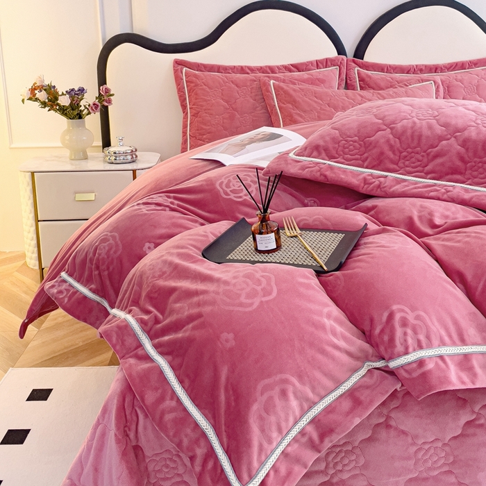 91家纺网 家纺一手货源 找家纺 优乐家纺 2025新款高克重宝宝绒夹棉床盖四件套 爱丽丝-魅力豆沙