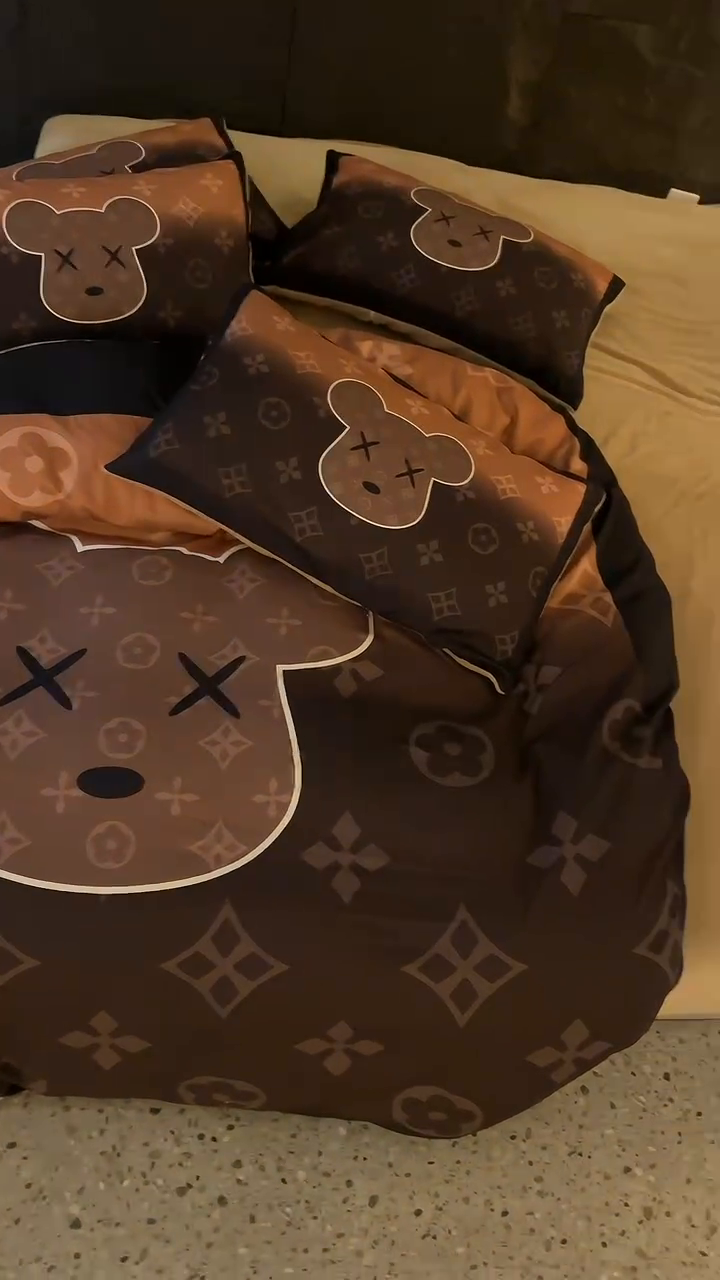 91家纺网 家纺一手货源 找家纺 色鬼 2023新款轻奢潮牌大牌风棉加绒四件套印花牛奶绒四件套 美拉熊