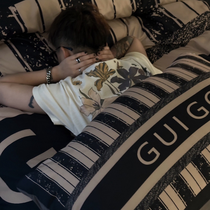 91家纺网 家纺一手货源 找家纺 色鬼 2023新款轻奢潮牌大牌风棉加绒四件套印花牛奶绒四件套 流金岁月绒