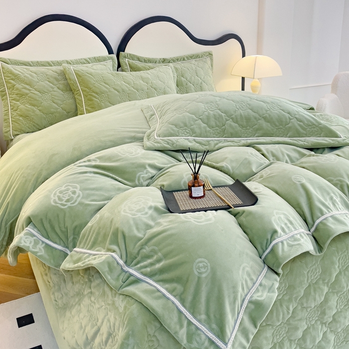 91家纺网 家纺一手货源 找家纺 优乐家纺 2025新款高克重宝宝绒夹棉床盖四件套 爱丽丝-青春绿