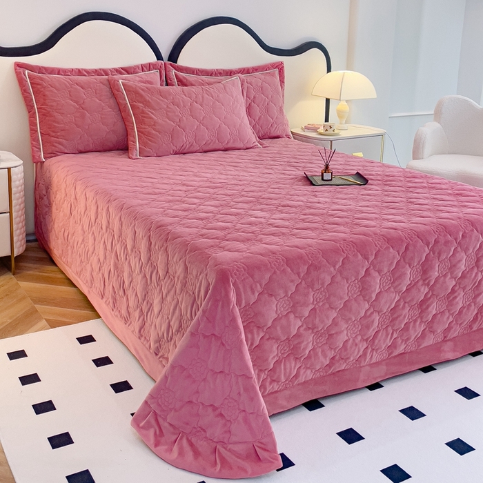 91家纺网 家纺一手货源 找家纺 优乐家纺 2025新款高克重宝宝绒夹棉床盖系列三件套 爱丽丝-魅力豆沙