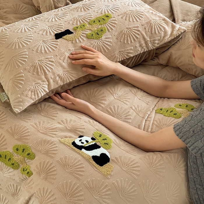 91家纺网 家纺一手货源 找家纺 安莱生活 2023新款雕花绒牛奶绒毛巾绣青松躺平四件套 放青松-棕松