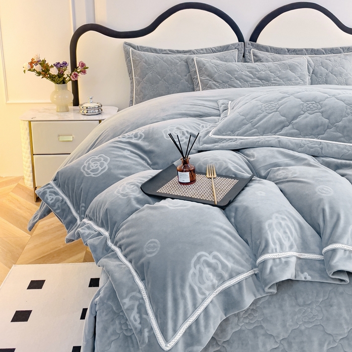 91家纺网 家纺一手货源 找家纺 优乐家纺 2025新款高克重宝宝绒夹棉床盖四件套 爱丽丝-贵族灰