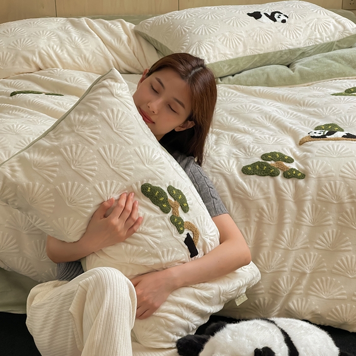 91家纺网 家纺一手货源 找家纺 （总）安莱生活 2023新款雕花绒牛奶绒毛巾绣青松躺平四件套-风格二