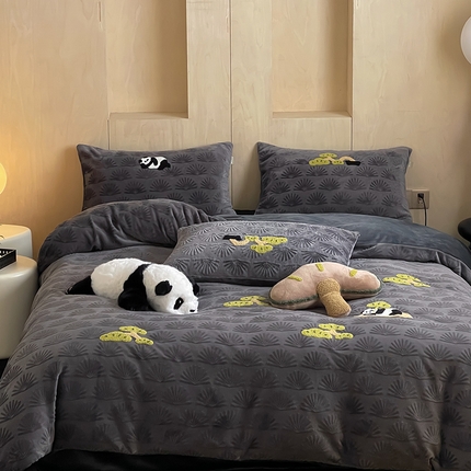 91家纺网 家纺一手货源 找家纺 （总）安莱生活 2023新款雕花绒牛奶绒毛巾绣青松躺平四件套-风格二