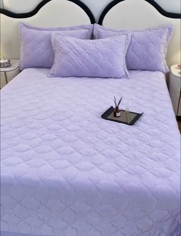 91家纺网 家纺一手货源 找家纺 优乐家纺 2025新款高克重宝宝绒夹棉床盖系列三件套 爱丽丝-浪漫紫