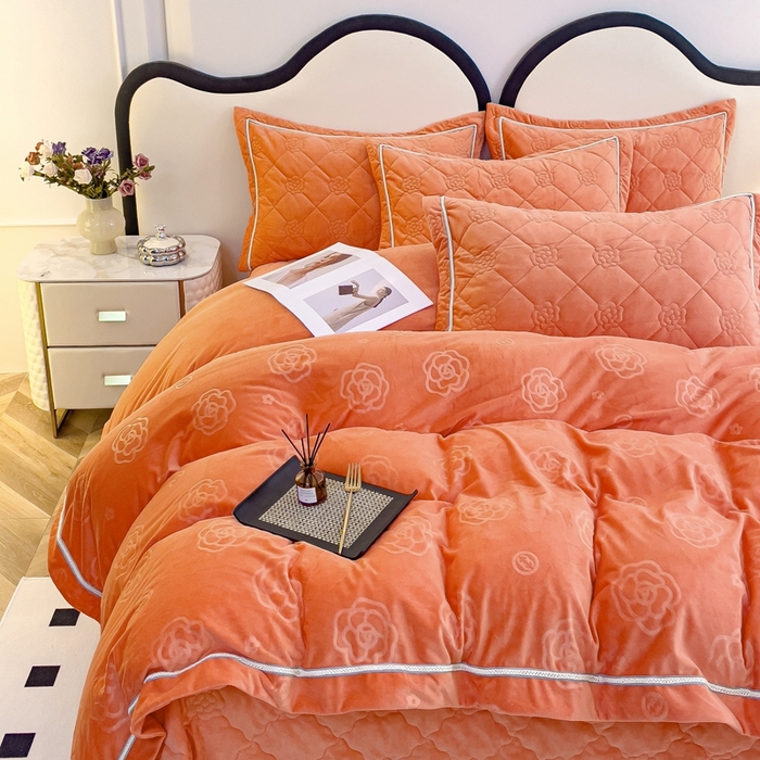 91家纺网 家纺一手货源 找家纺 优乐家纺 2025新款高克重宝宝绒夹棉床盖四件套 爱丽丝-香橙橘