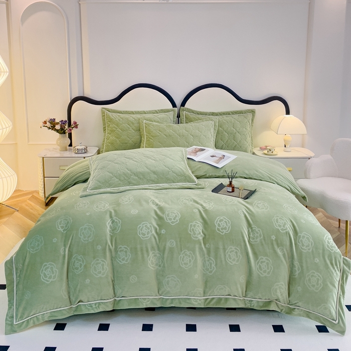 91家纺网 家纺一手货源 找家纺 优乐家纺 2025新款高克重宝宝绒夹棉床盖四件套 爱丽丝-青春绿