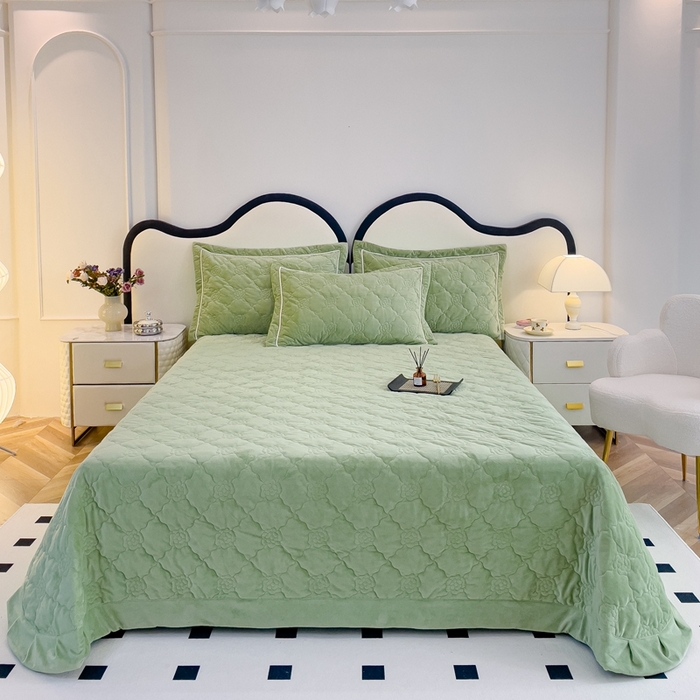 91家纺网 家纺一手货源 找家纺 优乐家纺 2025新款高克重宝宝绒夹棉床盖系列三件套 爱丽丝-青春绿