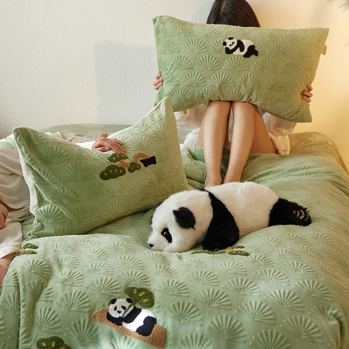 91家纺网 家纺一手货源 找家纺 安莱生活 2023新款雕花绒牛奶绒毛巾绣“青松躺平”四件套放青松-翠松