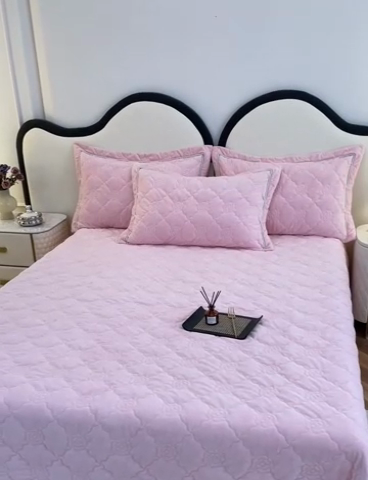 91家纺网 家纺一手货源 找家纺 优乐家纺 2025新款高克重宝宝绒夹棉床盖系列三件套 爱丽丝-爱情粉