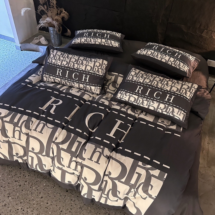 91家纺网 家纺一手货源 找家纺 色鬼 2023新款轻奢潮牌大牌风棉加绒四件套印花牛奶绒四件套 来财绒