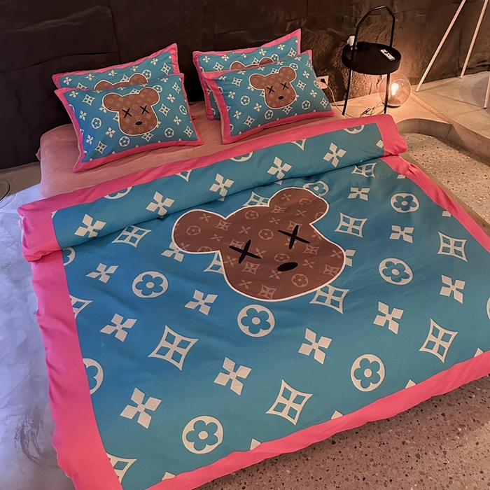 91家纺网 家纺一手货源 找家纺 色鬼 2023新款轻奢潮牌大牌风棉加绒四件套印花牛奶绒四件套 湖蓝熊