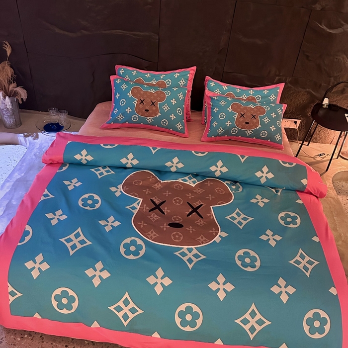 91家纺网 家纺一手货源 找家纺 色鬼 2023新款轻奢潮牌大牌风棉加绒四件套印花牛奶绒四件套 湖蓝熊