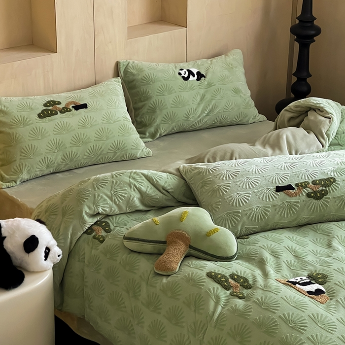 91家纺网 家纺一手货源 找家纺 安莱生活 2023新款雕花绒牛奶绒毛巾绣青松躺平四件套 放青松-翠松