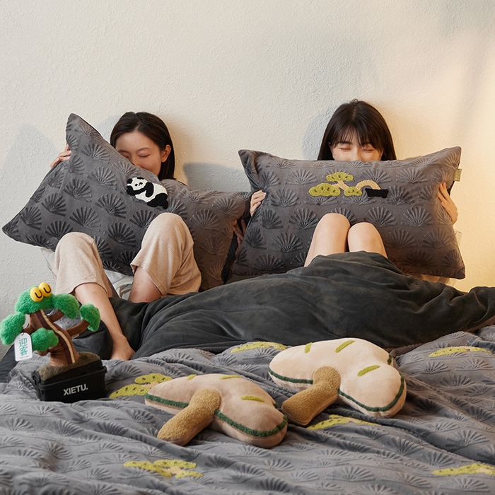 91家纺网 家纺一手货源 找家纺 安莱生活 2023新款雕花绒牛奶绒毛巾绣“青松躺平”四件套放青松-黑松