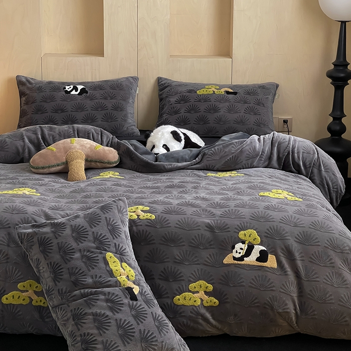 91家纺网 家纺一手货源 找家纺 安莱生活 2023新款雕花绒牛奶绒毛巾绣青松躺平四件套 放青松-黑松