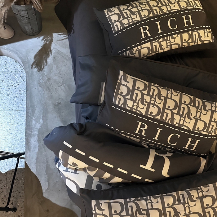 91家纺网 家纺一手货源 找家纺 色鬼 2023新款轻奢潮牌大牌风棉加绒四件套印花牛奶绒四件套 来财绒