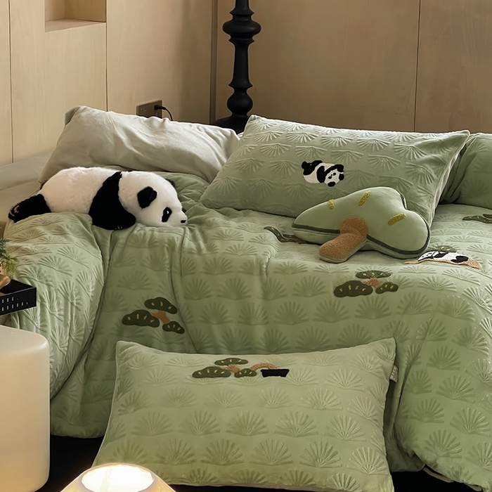 91家纺网 家纺一手货源 找家纺 安莱生活 2023新款雕花绒牛奶绒毛巾绣青松躺平四件套 放青松-翠松