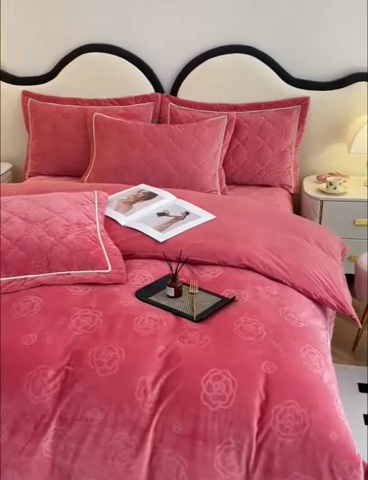 91家纺网 家纺一手货源 找家纺 优乐家纺 2025新款高克重宝宝绒夹棉床盖四件套 爱丽丝-魅力豆沙