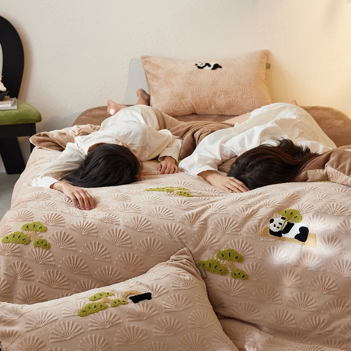 91家纺网 家纺一手货源 找家纺 安莱生活 2023新款雕花绒牛奶绒毛巾绣“青松躺平”四件套放青松-棕松